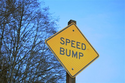 なぜスピードバンプは「眠っている警官」と呼ばれるのか